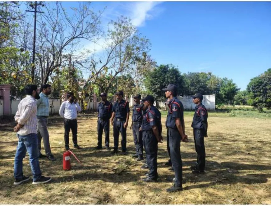 Fire extinguisher instruction with EDS personnel